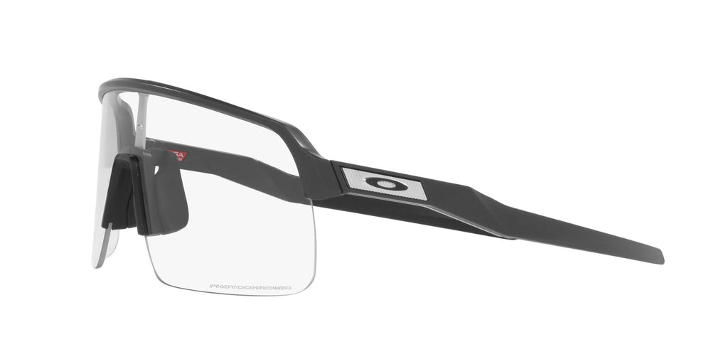 Oakley Sutro Lite 0OO9463 946345 39 Matte Carbon / Clear to Black Iridium Photochromic 39 / Polycarbonate / O_matter / Injected