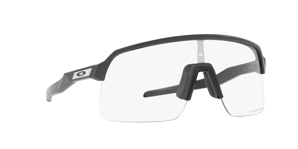 Oakley Sutro Lite 0OO9463 946345 39 Matte Carbon / Clear to Black Iridium Photochromic 39 / Polycarbonate / O_matter / Injected