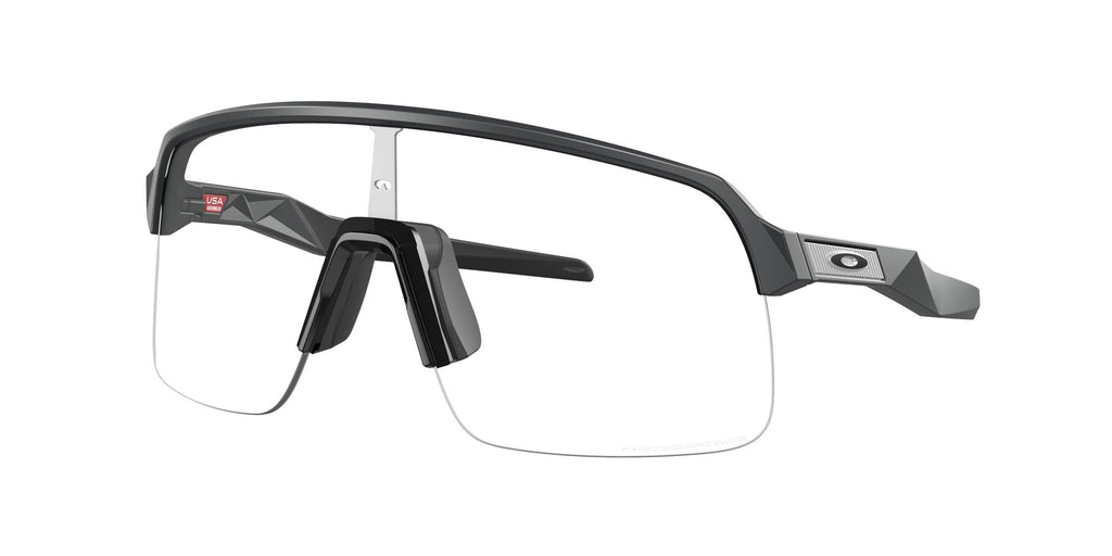 Oakley Sutro Lite 0OO9463 946345 39 Matte Carbon / Clear to Black Iridium Photochromic 39 / Polycarbonate / O_matter / Injected