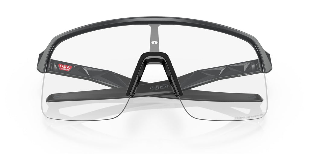 Oakley Sutro Lite 0OO9463 946345 39 Matte Carbon / Clear to Black Iridium Photochromic 39 / Polycarbonate / O_matter / Injected