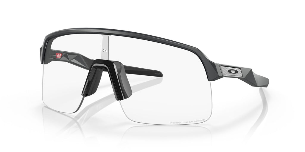 Oakley Sutro Lite 0OO9463 946345 39 Matte Carbon / Clear to Black Iridium Photochromic 39 / Polycarbonate / O_matter / Injected