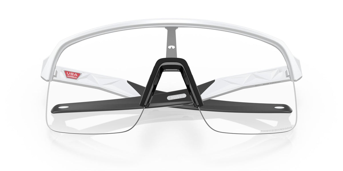 Oakley Sutro Lite 0OO9463 946346 39 Matte White / Clear to Black Iridium Photochromic 39 / Polycarbonate / O_matter / Injected