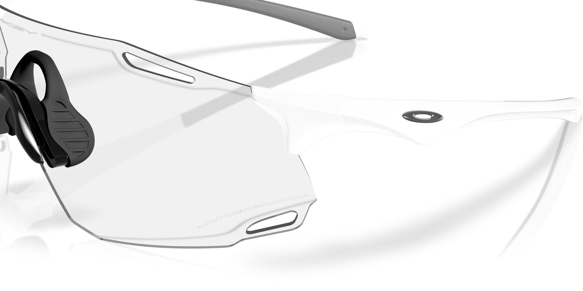 Oakley Cybr Dyno OO9513D 951301 39 Matte White / Clear Photochromic 50% Black