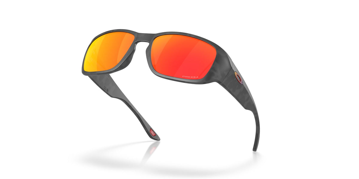 Oakley Tourniquet 0OO9521 952105 57 Grey/ Prizm Ruby